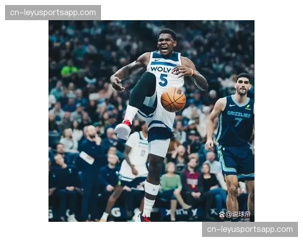 爱德华兹苦练背身单打 森林狼进攻端依赖其成长 爱德华兹苦练背身单打 森林狼进攻端依赖其成长